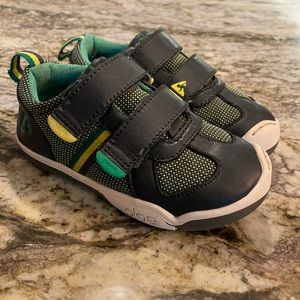 Plae boys 8.5 blue and green tennis shoes Velcro